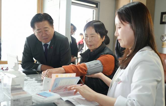 오영훈 제주도지사가 지난 1월 서귀포시 안덕면에서 건강주치의 도입을 앞두고 원격 협진 진료 현장을 찾은 모습. 오른쪽은 오유진 안덕면 서광동 보건진료소장.