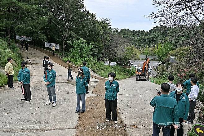 19일 오전 광주 서구가 금당산 일대에 불법 운영 중인 파크골프장에 대한 행정대집행을 진행하고 있다. 광주 서구 제공