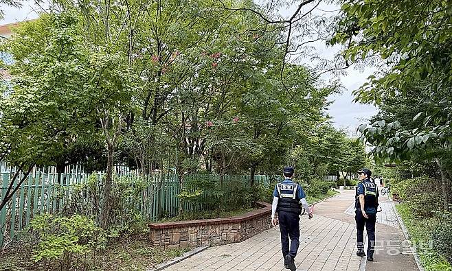 19일 오후 2시께 광주 서구 치평동 치평초등학교. 광주 서부경찰서 경찰들이 하교하는 학생들의 안전을 위해 학교 주변 골목을 순찰하고 있다.