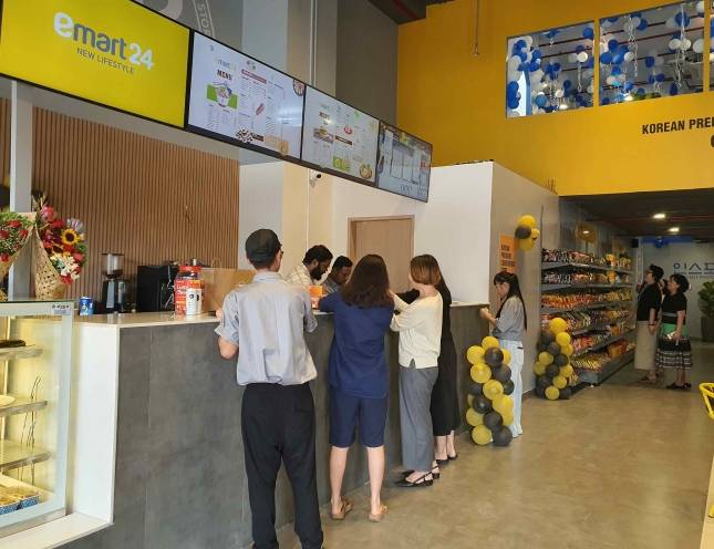 이마트24 인도 1호점(BHS) 내부 전경./사진=이마트24 제공