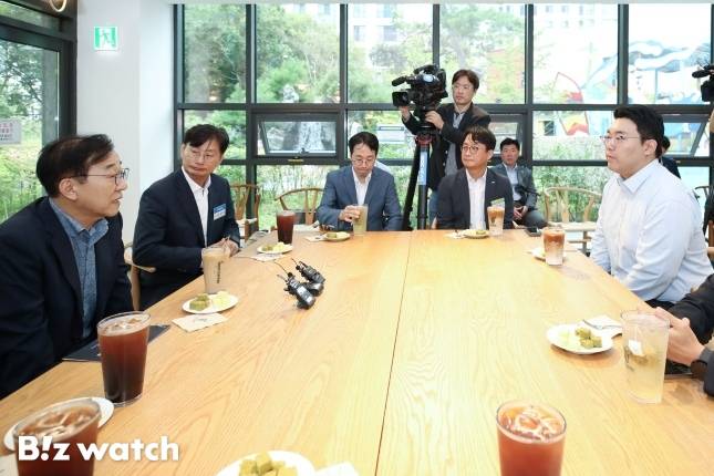 김윤덕 국토교통부 장관이 19일 위례 신도시 민간참여 공공주택사업 단지인 '위례 자이더시티'를 방문해 한국토지주택공사(LH)와 시공사인 GS건설 관계자, 입주민과 대화하고 있다./사진=국토교통부