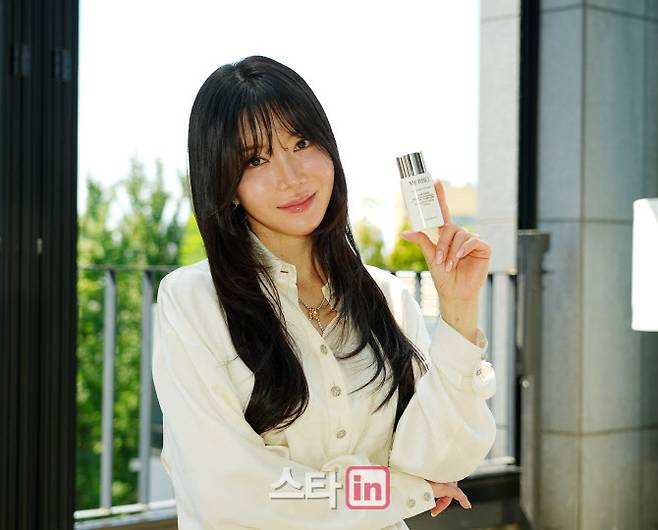 안신애가 최근 서울 논현동에서 이데일리와 만나 자신이 직접 론칭한 화장품 브랜드 ‘메르베이’ 대표로 변신한 근황에 대한 인터뷰를 진행한 뒤 사진 촬영을 하고 있다.(사진=이데일리 골프in 조원범 기자)