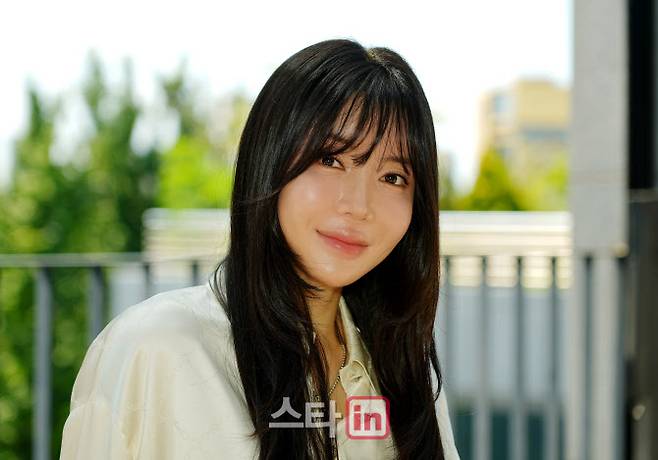 안신애가 최근 서울 논현동에서 이데일리와 만나 자신이 직접 론칭한 화장품 브랜드 ‘메르베이’ 대표로 변신한 근황에 대한 인터뷰를 진행한 뒤 사진 촬영을 하고 있다.(사진=이데일리 골프in 조원범 기자)