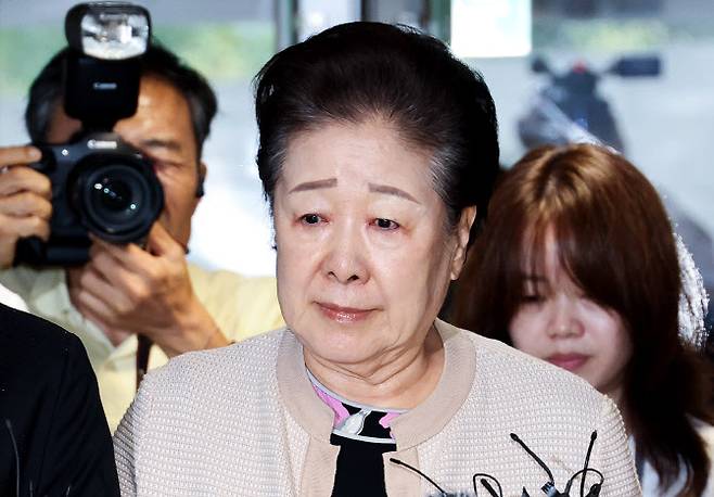 한학자 통일교 총재가 지난 17일 서울 종로구 KT광화문빌딩에 마련된 김건희 여사의 의혹을 수사하는 민중기 특별검사팀 사무실에 세 번의 소환 불응 만에 자진 출석하고 있다. (사진=연합뉴스)