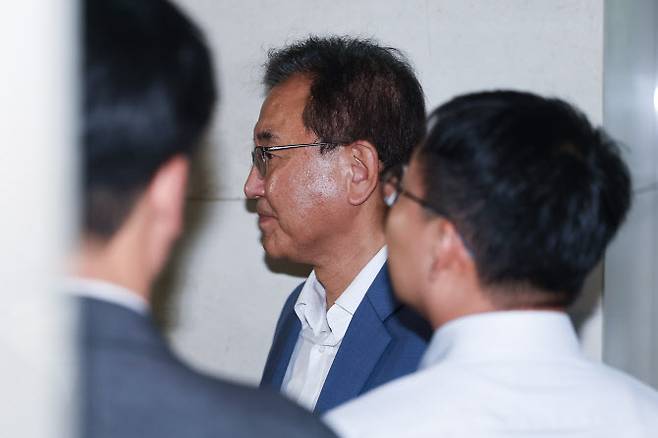 순직 해병 수사 방해 의혹 사건을 수사하는 이명현 특별검사가 지난 1일 서울 서초구에 마련된 사무실로 이동하고 있다.