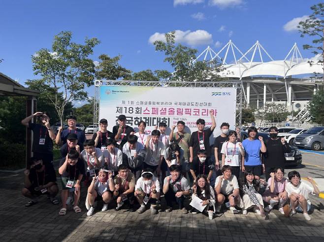 지난 14일부터 17일까지 고양시 일원에서 개최된 제18회 스페셜올림픽코리아 전국하계대회에 출전한 고양시재활스포츠센터 선수단이 총 22개 메달을 획득하며 빛나는 성과를 거두었다.