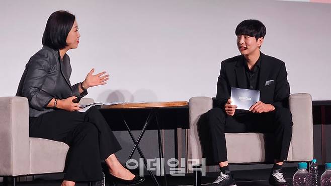 김병훈 에이피알 대표(오른쪽)가 19일 서울 코엑스에서 열린 ‘아마존 뷰티 인 서울’ 행사에서 신화숙 아마존 글로벌셀링 대표와 대화하고 있다.(사진=김세연기자)