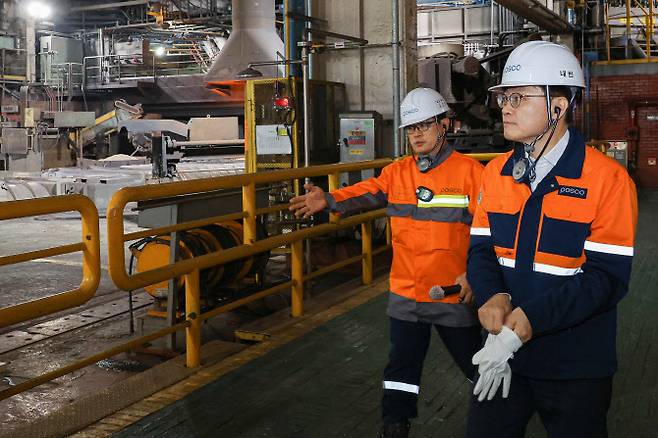김정관 산업통상자원부 장관이 19일 포스코 포항제철소 2고로를 찾아 이곳 관계자로부터 인공지능(AI) 기반 스마트 제철공정에 대한 설명을 듣고 있다. (사진=산업부)