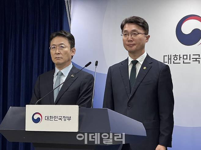 류제명 과학기술정보통신부 제2차관(오른쪽)과 권대영 금융위원회 부위원장(왼쪽)이 19일 정부서울청사에서 합동브리핑을 진행하고 있다. (사진=권하영 기자)