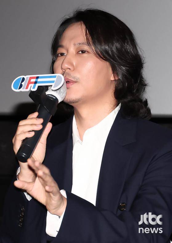 19일 오후 부산 남포동 메가박스 부산극장에서 영화 '무뢰한' 커뮤니티GV 행사가 열렸다. 오승욱 감독, 배우 김남길, 박지선 교수가 모더레이터로 참석했다. 부산=박세완 엔터뉴스팀 기자 park.sewan@jtbc.co.kr