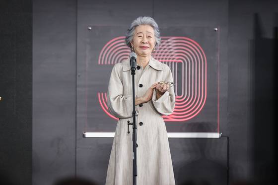 영화 '결혼 피로연'으로 제30회 부산국제영화제를 찾은 배우 윤여정이 19일 부산 해운대구 우동 영화의 전당에서 열린 '프로텍터' 야외무대인사에서 관객들에게 인사하고 있다. 〈사진=연합뉴스〉