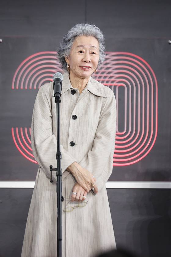 영화 '결혼 피로연'으로 제30회 부산국제영화제를 찾은 배우 윤여정이 19일 부산 해운대구 우동 영화의 전당에서 열린 '프로텍터' 야외무대인사에서 관객들에게 인사하고 있다. 〈사진=연합뉴스〉