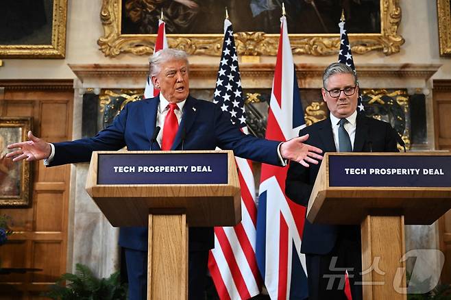 도널드 트럼프 미국 대통령이 18일(현지시간) 키어 스타머 영국 총리와 정상회담 후 공동 기자회견을 하고 있다. 2025.9.18. ⓒ AFP=뉴스1