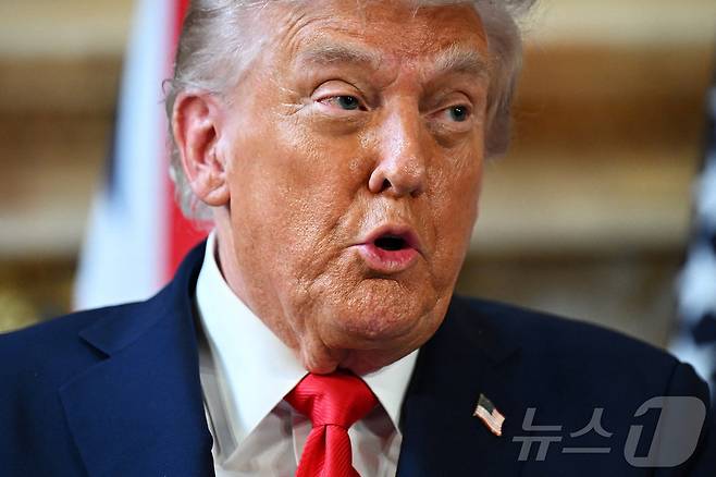 도널드 트럼프 미국 대통령이 18일(현지시간) 영국 총리 별장 체커스에서 키어 스타머 총리와 정상회담 후 공동 기자회견에서 발언하고 있다. 2025.9.18. ⓒ 로이터=뉴스1