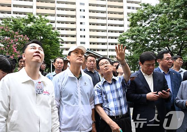 오세훈 서울시장이 4일 서울 도봉구 삼환도봉아파트를 찾아 일대를 점검하고 있다. (서울시 제공. 재판매 및 DB 금지) 2025.9.4/뉴스1