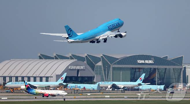 대한항공 B747-8i 항공기가 인천국제공항에서 이륙하고 있다. 뉴스1 ⓒ News1 공항사진기자단