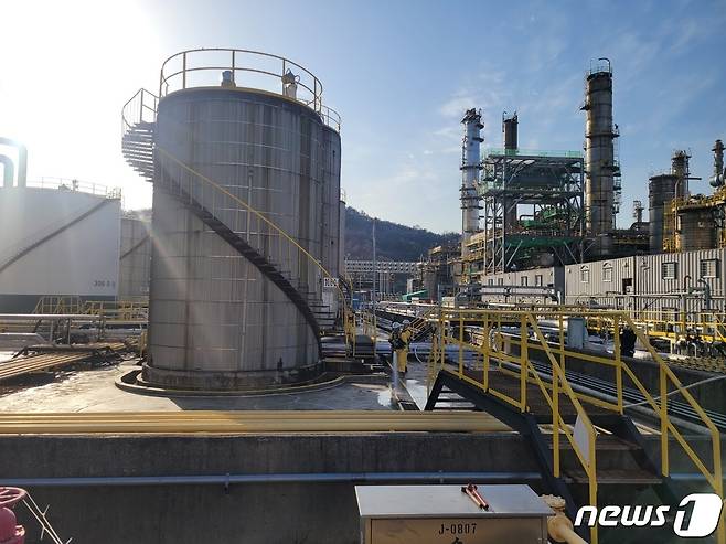 전남 여수국가산업단지 한 정유업체 공장.(독자 제공)/뉴스1 ⓒ News1 김동수 기자