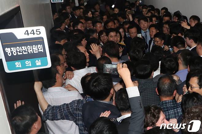 나경원 자유한국당 원내대표 등 자유한국당 의원들이 지난 2019년 4월 25일 오후 서울 여의도 국회 의안과 앞에서 여당의 공수처법 등 패스트트랙 지정 법안 제출을 저지하기 위해 입구를 막고 있다. 2019.4.25/뉴스1 ⓒ News1 김명섭 기자