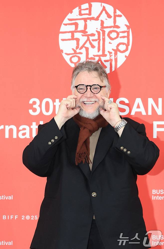 기예르모 델토로 감독이 19일 오전 부산 해운대구 영화의전당 비프힐에서 열린 제30회 부산국제영화제(BIFF) 갈라 프레젠테이션 초청작 '프랑켄슈타인' 기자회견에 참석해 포즈를 취하고 있다. 2025.9.19/뉴스1 ⓒ News1 권현진 기자