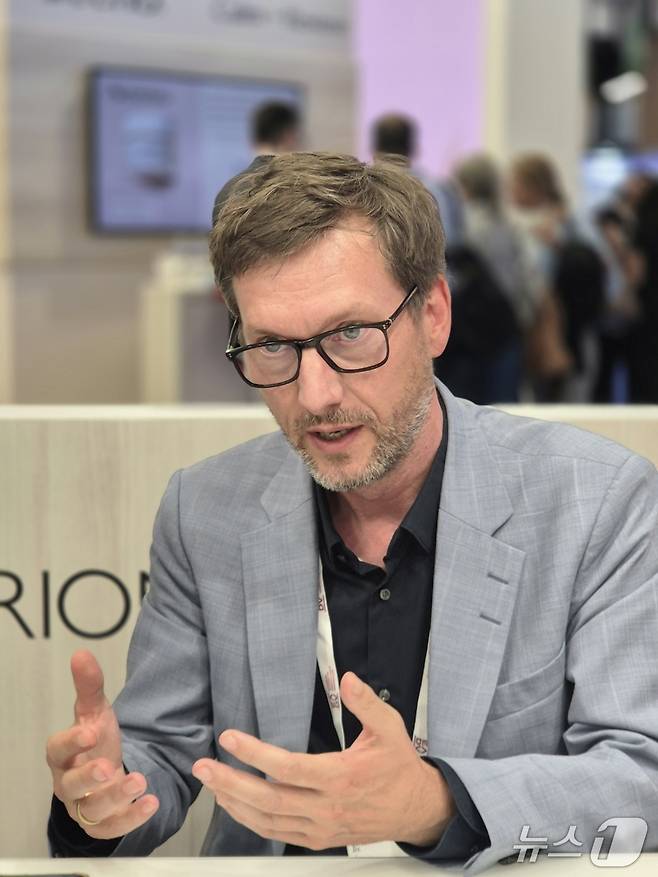 마틴 메츠 교수가 EADV에서 인터뷰를 하고 있다. /사진 = 장도민 기자