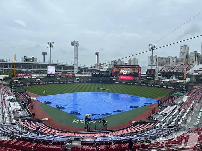 비 내리는 수원 케이티위즈파크 전경. 2025.9.19/뉴스1 ⓒ News1 이상철 기자