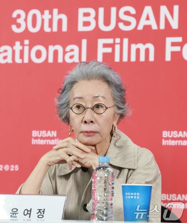 배우 윤여정이 19일 오후 부산광역시 해운대구 영화의전당에서 열린 '제30회 부산국제영화제(BIFF)' '결혼 피로연' 기자간담회에 참석해 생각에 잠겨있다. 2025.9.19/뉴스1 ⓒ News1 권현진 기자