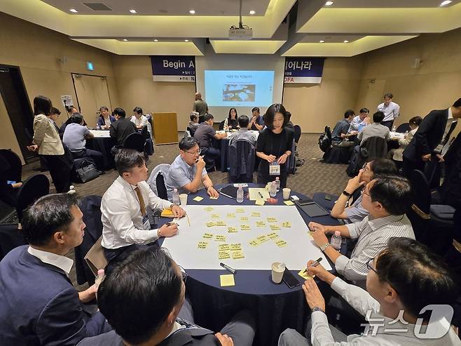 한국공학한림원(NAEK)이 19일 서울 서대문구 연세대 글로벌라운지에서 개최한 수소토론회에 산학연 관계자 60여명이 오는 30일 국회에 제출할 수소 경제 활성화 방안을 대자보에 적으며 논의하고 있다. 2025.09.19/뉴스1 김성식 기자