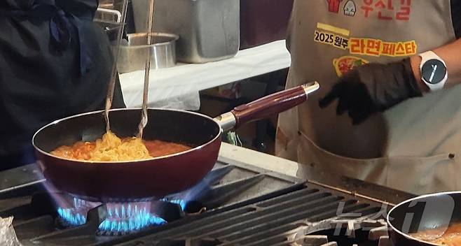 '2025 원주라면페스타'가 19일 강원 원주시 우산동 상지대 노천극장 일원에서 열리고 있다. 2025.9.19./뉴스1 ⓒ News1 신관호 기자