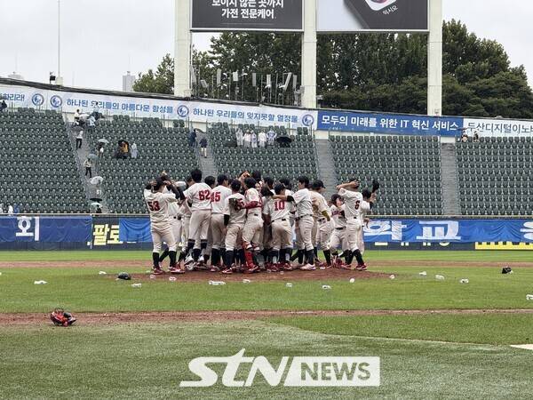 고려대 선수들이 19일 오전 11시 서울 송파구 잠실야구장에서 열린 연세대와의 '2025 정기 고연전(연고전) 야구'에서 9-3으로 승리한 뒤 마운드 위에서 함께 기뻐하고 있다. /사진=강의택 기자