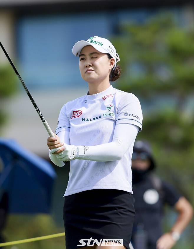18일 인천 베어즈베스트 청라 골프클럽(파72)에서 열린 '한국여자프로골프(KLPGA)투어 하나금융그룹 챔피언십(총상금 15억 원)' 1라운드에 나선 이민지가 공을 바라보고 있다. /사진=손진현 기자