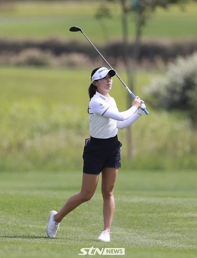 18일 인천 베어즈베스트 청라 골프클럽(파72)에서 열린 '한국여자프로골프(KLPGA)투어 하나금융그룹 챔피언십(총상금 15억 원)' 1라운드에 나선 리디아 고가 샷을 때린 후 공을 바라보고 있다. /사진=손진현 기자