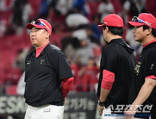 10일 광주 기아챔피언스필드에서 열린 KIA와 삼성의 경기. KIA가 삼성에 승리했다. 경기 종료 후 선수들 바라보는 KIA 이범호 감독. 광주=송정헌 기자songs@sportschosun.com/2025.09.10/