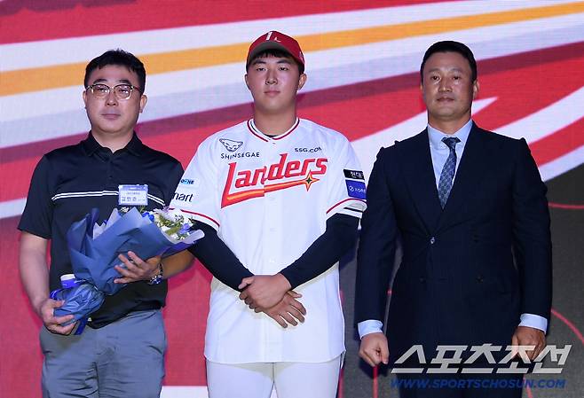 2026 KBO 신인 드래프트가 17일 서울 롯데호텔월드에서 열렸다. SSG에 1라운드 지명된 대구고 김민준이 기념촬영을 하고 있다. 잠실=박재만 기자 pjm@sportschosun.com/2025.09.17/