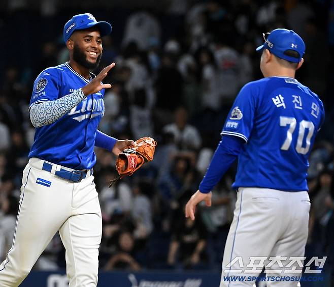 18일 창원NC파크에서 열린 삼성과 NC의 경기, 삼성이  9대5로 승리했다. 승리의 기쁨을 나누는 디아즈와 박진만 감독의 모습. 창원=허상욱 기자wook@sportschosun.com/2025.09.18/