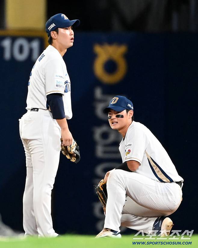 19일 창원NC파크에서 열린 롯데와 NC의 경기, 3회초 2사 2루 NC 유격수 김주원이 롯데 고승민의 땅볼타구를 처리하다 발목통증을 호소하고 있다. 창원=허상욱 기자wook@sportschosun.com/2025.09.19/