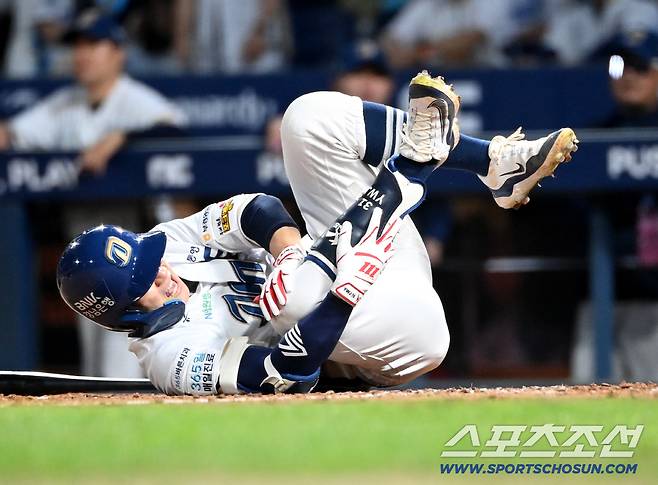 19일 창원NC파크에서 열린 롯데와 NC의 경기, 5회말 무사 NC 최원준이 자신이 친 파울타구를 오른쪽 무릎에 맞고 고통스러워하고 있다. 창원=허상욱 기자wook@sportschosun.com/2025.09.19/