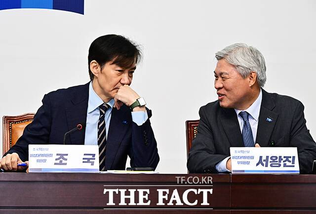 당 지도부는 지방선거 전략 전면 재검토에도 들어갔다. 사진은 18일 오전 국회에서 열린 비상대책위원회에 참석한 조국 비상대책위원장과 서왕진 원내대표. /배정한 기자