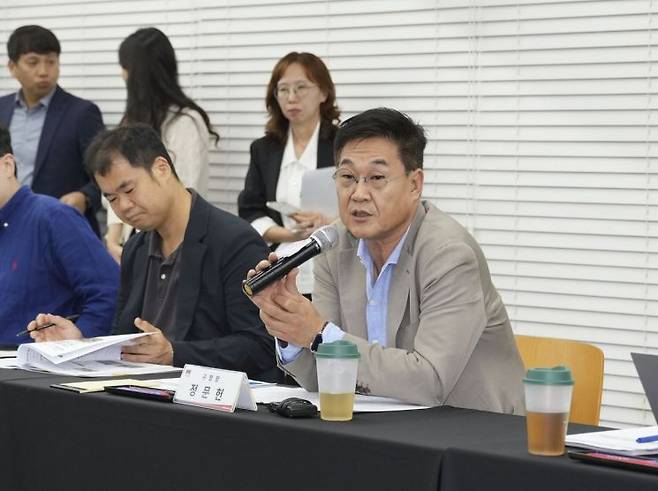재개발사업 관련 질문에 답변하는 정문헌 구청장. 종로구 제공.