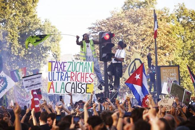 18일(현지시간) 프랑스 파리에서 정부의 예산안에 반대하는 시위에 시민들이 참여했다. EPA연합뉴스