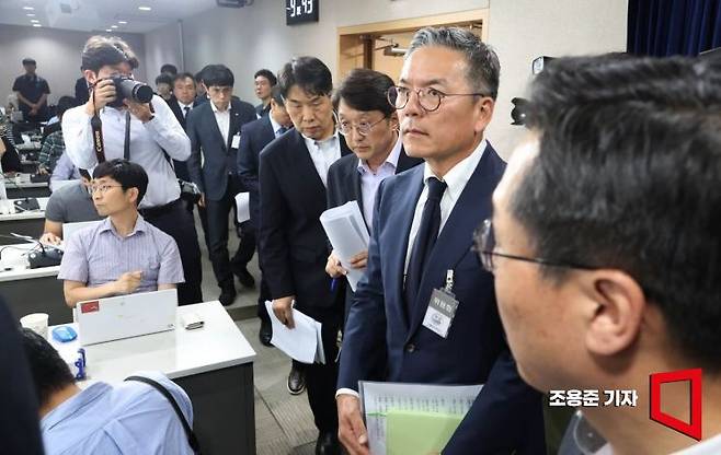 롯데카드와 KT관계자들이 19일 서울 종로구 정부서울청사에서 열린 해킹대응을 위한 과기정통부-금융위 합동브리핑에 참석 하고 있다. 2025.9.19 조용준 기자