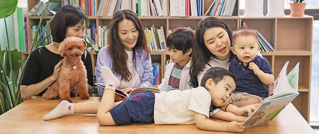 ‘소소한 소통’에선 직원들이 아이, 반려견과 동반 출근할 수 있다. 지난 12일 홍사강(맨 왼쪽) 디자인 파트장은 자신이 키우는 강아지를, 주명희(왼쪽에서 둘째) 총괄 본부장과 이은수 커뮤니케이션 파트장은 아이를 데려왔다. /장련성 기자