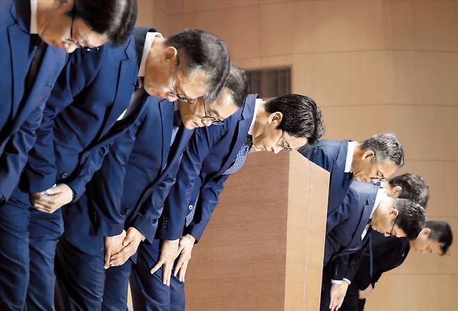 박성원 기자 고개 숙인 롯데카드 18일 오후 서울 중구 부영태평빌딩에서 열린 롯데카드 해킹 사고 관련 대국민 사과 기자회견에서 조좌진(왼쪽에서 넷째) 롯데카드 대표 등이 고개 숙여 사과하고 있다. 롯데카드에서 해킹으로 개인정보 유출 피해를 본 고객 수가 297만명에 이르는 것으로 확인됐다. 롯데카드 대주주는 지분 60%가량을 소유한 사모펀드 운용사 MBK파트너스다.