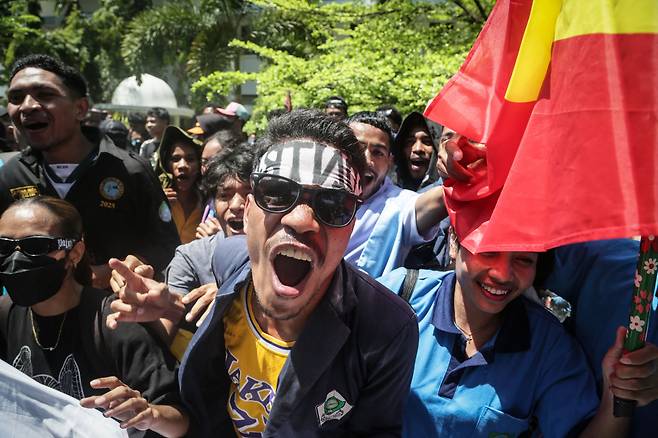 17일 동티모르 수도 딜리에서 동티모르 대학생들이 국회의원 평생 연금법 폐지를 요구하며 구호를 외치고 있다. 대학생들의 반발 시위가 확산되자 동티모르 의회는 의원 평생 연금을 폐지하기로 했다. /AFP 연합뉴스