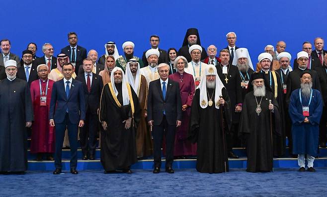 17일 카자흐스탄 아스타나에서 개막한 세계전통종교지도자회의 참석자들이 카심조마르트 토카예프 카자흐스탄 대통령과 단체 사진을 찍었다./카자흐스탄 상원
