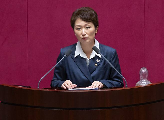 더불어민주당 이언주 의원이 17일 국회 본회의에서 열린 경제에 관한 대정부 질문에서 이재명 정부의 경제정책에 대해 발언하고 있다. /연합뉴스