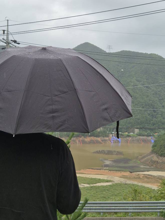 19일 강원 강릉지역 상수원 오봉저수지 일원에 비가 내리고 있다. 최근 내린 비로 오봉저수지 저수율이 상승하면서 강릉시는 아파트 시간제 제한 급수를 이날 오후 6시부터 해제하기로 했다. /연합뉴스