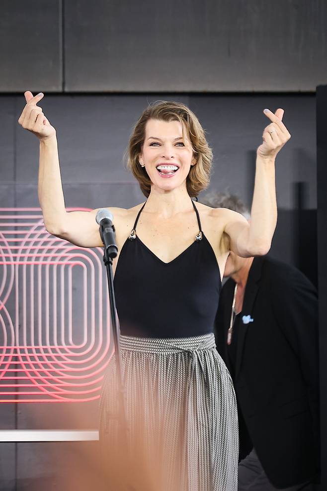 배우 밀라 요보비치가 19일 부산 해운대구 우동 영화의전당에서 열린 제30회 부산국제영화제 '프로텍터' 야외무대인사에서 관객들에게 인사하고 있다. /연합뉴스