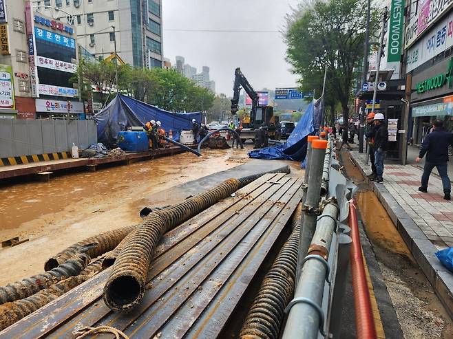 광주 서구 풍금사거리 일대에서 상수도관이 파열돼 물이 흘러넘치고 있다. /뉴스1