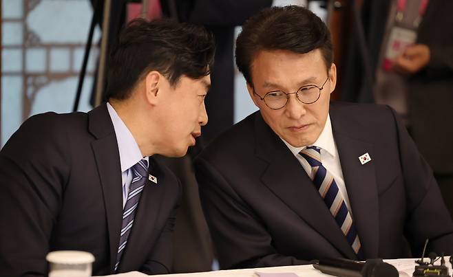 김민석 국무총리가 지난 7일 서울 종로구 삼청동 국무총리 서울공관에서 열린 제3차 고위당정협의회에서 강훈식 대통령 비서실장과 대화를 나누고 있다./뉴스1