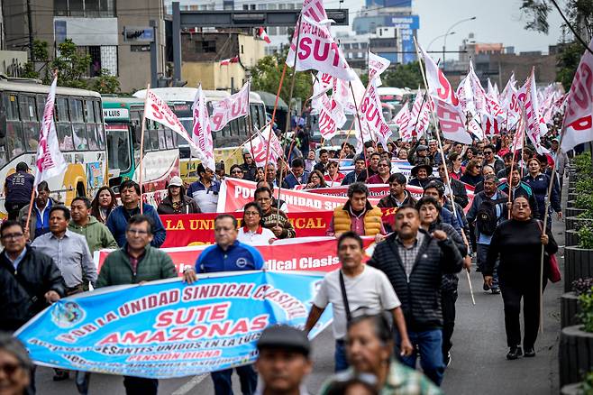 2025년 8월 20일, 페루 수도 리마에서 시위대가 의회를 향해 행진하고 있다. /연합뉴스